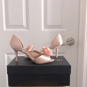 Badgley Mischka nude pink pumps
